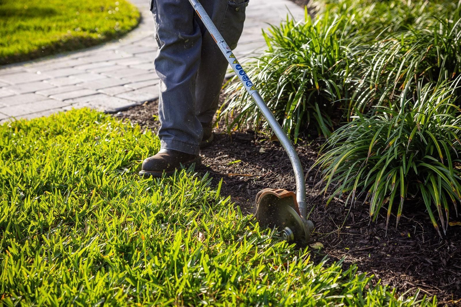 Trabajo profesional de bordes en un jardín cuidado